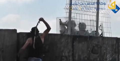 فيديو.. شاب فلسطيني يتحدى جندي إسرائيلي بغصن الزيتون