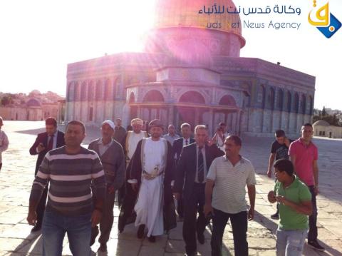 رئيس الاتحاد العُماني لكرة القدم في زيارة للمسجد الاقصى