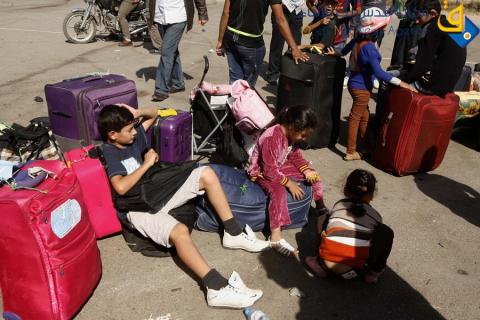 فلسطينيون ينتظرون الدخول إلى الجانب المصري في معبر رفح جنوب قطاع غزة / عدسة: عبد الرحيم الخطيب‎