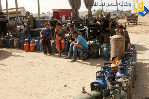 فلسطينيون يصطفون طوابير امام محطة لتعبئة غاز الطهي في رفح جنوب قطاع غزة / عدسة: عبد الرحيم الخطيب‎