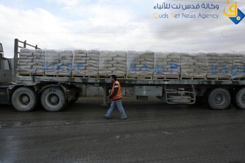 ادخال مواد بناء لمشاريع دولية في غزة عن طريق معبر كرم ابو سالم التجاري/عدسة: عبد الرحيم الخطيب‎