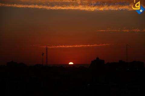 لحظة غروب الشمس على شاطئ مدينة غزة/عدسة:محمود عيسى