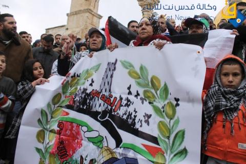 وقفة تضامنية مع مخيم اليرموك المحاصر بالمسجد الأقصى