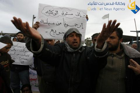 غاضبون يغلقون مقر مساعدات لوكالة "الأونروا" برفح/عدسة:عبد الرحيم الخطيب