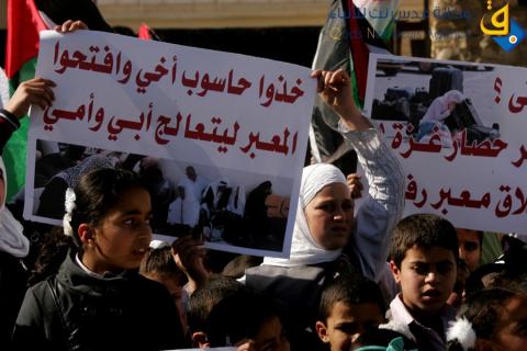 وقفة احتجاجية لاطفال غزة للمطالبة بفتح معبر رفح /عدسة: عبد الرحيم الخطيب