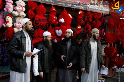 حملة سلفية في قطاع غزة تحرم الاحتفال بـ"عيد الحب"/عدسة:عبد الرحيم الخطيب