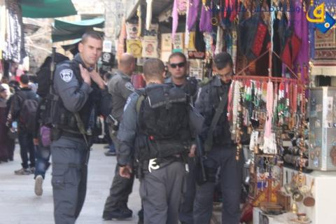 موظفو الضرائب يداهمون المحالات التجارية في القدس القديمةLعدسة: ديالا جويحان