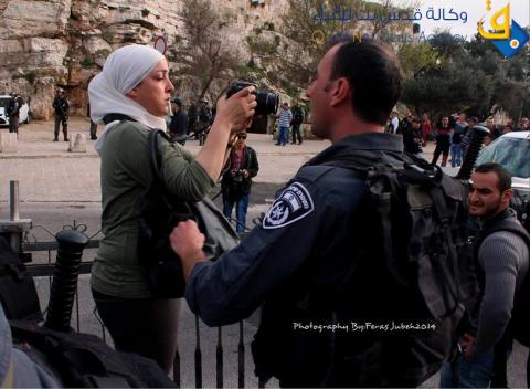 ديالا جويحان" مراسلة "قدس نت" اثناء تغطيتها لقمع مسيرة احتجاجية في باب العامود
