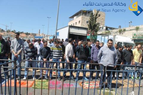 صلاة الجمعة على الحواجز العسكرية في القدس بسبب اجراءت المنع الاسرائيلية/عدسة:ديالا جويحان