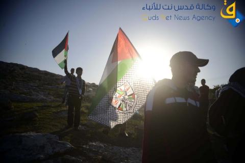 فلسطينيون يزرعون أشتال تحمل اسماء شهداء الثورة على ارض باب الشمس