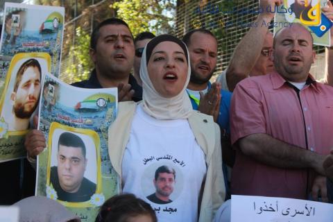 اهالى الاسرى المقدسيين يشاركون بالوقفة التضامنية مع الاسرى الادرايين/عدسة:ديالا جويحان