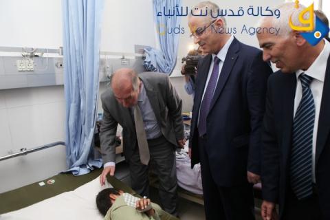 الحمد الله يتفقد جرحى العدوان الإسرائيلي على الخليل وعمليات انزال في بيت لحم