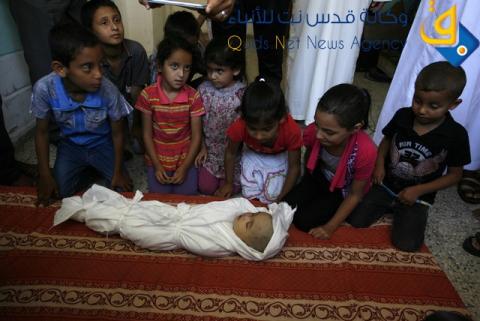 الطفلة لمى السطري (خمس شهور ) قضت في غارة اسرائيلبية على رفح /عدسة: عبد الرحيم الخطيب