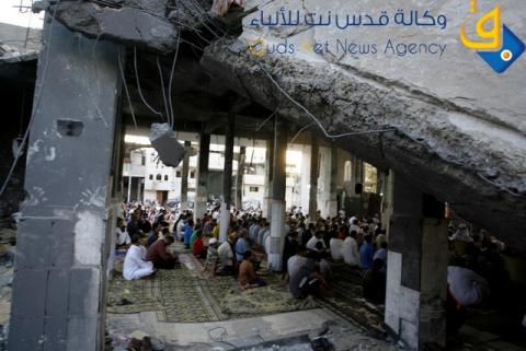 صلاة عيد الفطر بمسجد الفاروق في رفح الذي تعرض لقصف اسرائيلي /عدسة: عبد الرحيم الخطيب‎