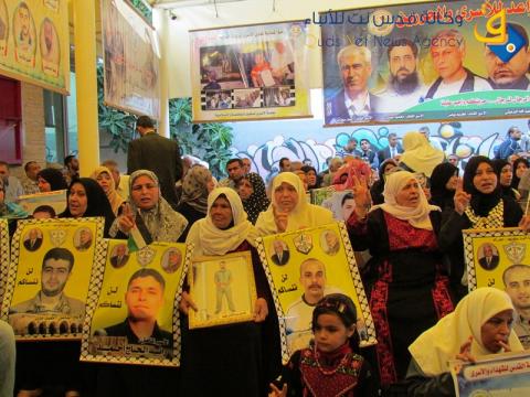 الاعتصام الأسبوعي لأهالي الأسرى أمام الصليب الأحمر/ عدسة: يونس الغولة