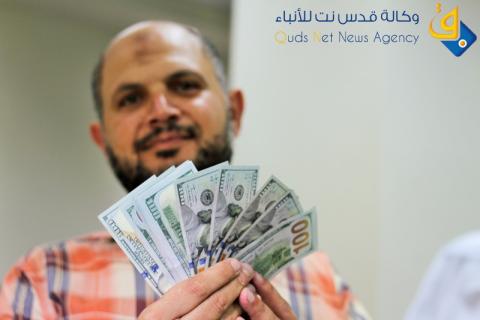 موظفي غزة يتقاضون رواتبهم/ عدسة: سلطان ناصر