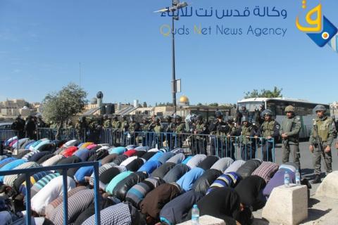 آلاف يؤدون صلاة الجمعة في شوارع وازقة القدس