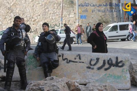 وقفة احتجاجية بحي الثوري تطالب بازالة المكعبات الاسمنتية
