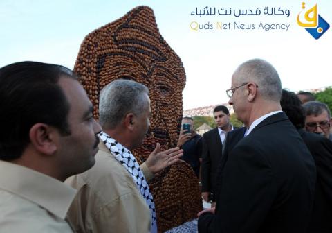 الحمد الله خلال زيارته لمعرض التمور في مدينة اريحا