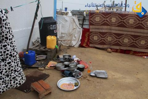مشهد من حياة المدمرة منازلهم في غزة بعد وقف "الأونروا" المساعدات المالية عنهم
