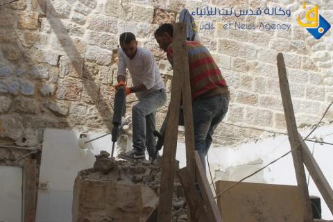 مقدسي يهدم جزء من منزله