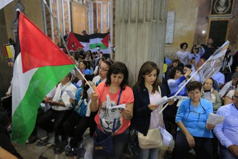 البدء باحتفالات القداسة بحضور مئات الفلسطينيين في روما (عدسة وفا)