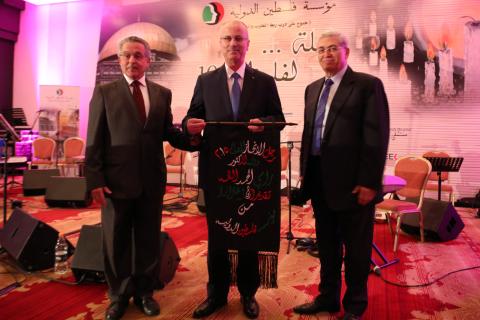 تكريم   الحمد الله من قبل مؤسسة فلسطين الدولية كـ"رجل الإنجاز للعام 2015"