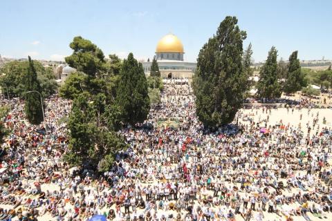 200 الف مصل في الاقصى خلال الجمعة الأولى لـ"رمضان"/عدسة: قدس نت