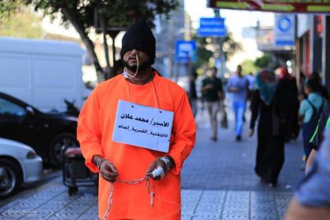 شاب من غزة يتضامن مع الاسير علان على طريقته الخاصة/ عدسة: محمد زرندح
