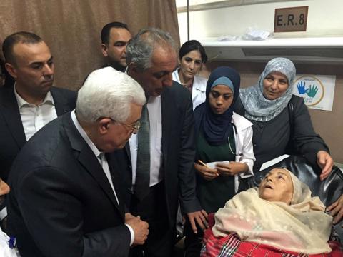 ابو مازن اثناء جولة تفقدية لمجمع فلسطين الطبي في رام الله/ وفا