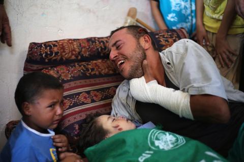 تشييع جثماني الطفلة رهف حسان ووالدتها في غزة