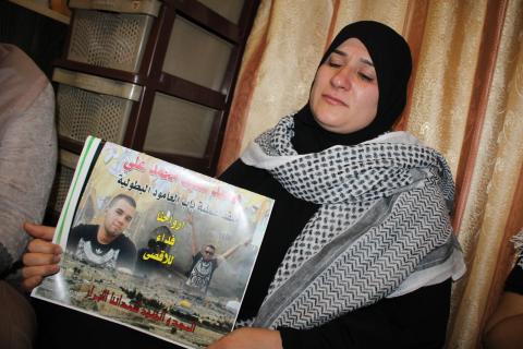 والدة الشهيد المقدسي محمد علي الذي قضى امس السبت برصاص الاحتلال في منطقة باب العامود بزعم تنفيذه علية طعن لجنديين اسرائيليين