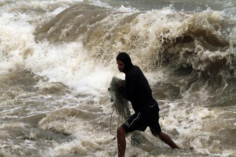 جولة بمخيم الشاطئ غرب غزة في الاجواء الماطرة