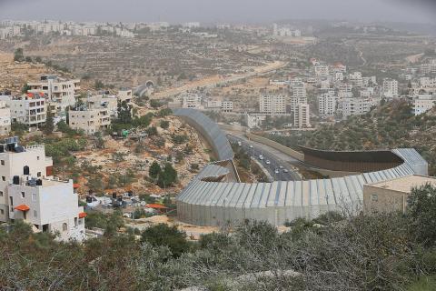 بيت جالا - منظر جدار الفصل العنصري يحيط بنفق بيت جالا. تصوير: محمد فراج