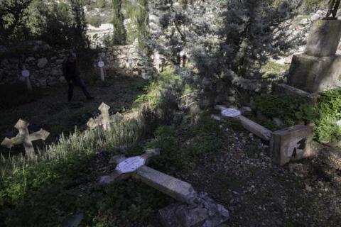 مجهولون يقوقون بتدنيس مقبره دير بيت جمال الواقع جوار بيت شيمش الى الغرب من القدس/تصوير: عفيف عميرة