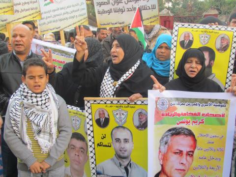 إعتصام أهالي الأسرى الأسبوعي أمام الصليب الأحمر بغزة/ عدسة: يونس الغوله
