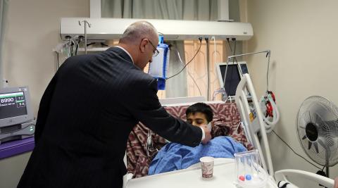 نابلس: الحمد الله يتفقد المريض احمد سياعرة الذي اجريت له اول عملية زراعة قلب صناعي في فلسطين