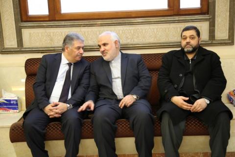 سفير دولة فلسطين في لبنان اشرف دبور يقدم واجب العزاء بشهداء كتائب القسام