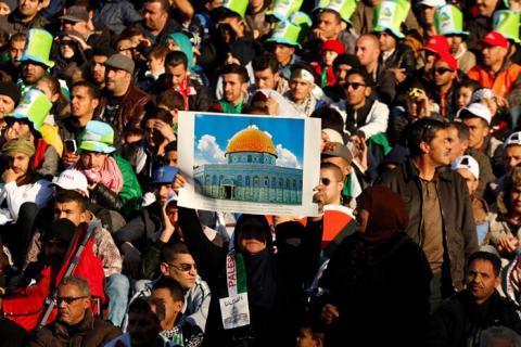 المنتخب الفلسطيني يعيش أجواءً تاريخية في انتصاره على شقيقه الجزائري وسط مساندة جزائرية غير مسبوقة/وفا
