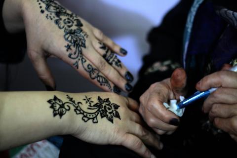 الرسم بالحناء بغزة
