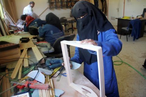 الايادي الناعمة في الاعمال الخشنة/ عدسة: رافي الملح‎