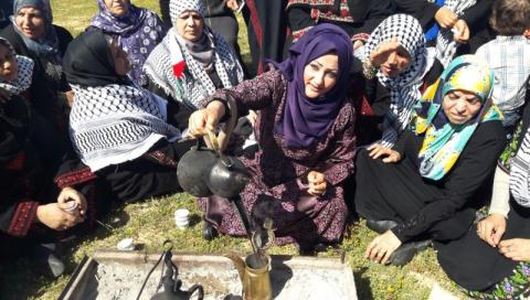 المرأة الفلسطينية تحيي يومها العالمي بثوب وكوفية قرب السياج الحدودي شرق محافظة خان يونس جنوب قطاع غزة