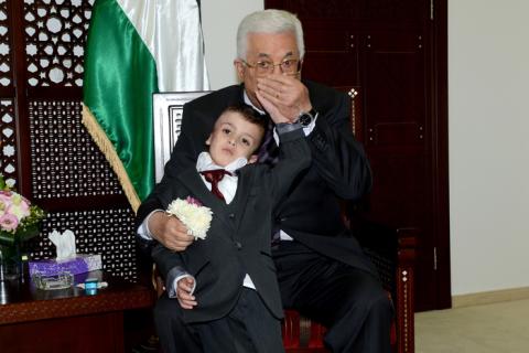استقبال أبو مازن الطفل أحمد دوابشة بمقر الرئاسية في رام الله، واول زيارة لبلدته دوما في نابلس منذ احرق متطرفون يهود عائلته قبل 6 اشهر/ وفا