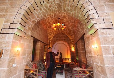 الفلسطيني عاطف أبو سلامة يسكن منزله العثماني القديم بغزة، بعد إجراء ترميمات كبيرة له استمرت لمدة 6 أشهر/تصوير محمود الهمص | الفرنسية