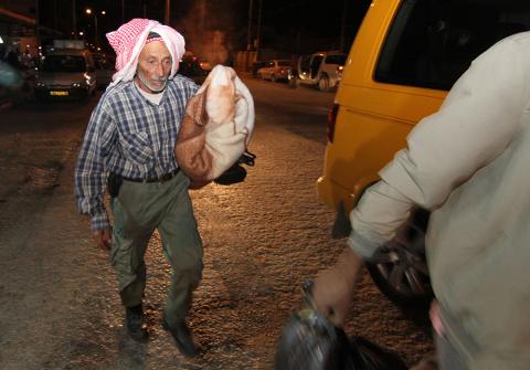 عمال فلسطينين على حاجز بيت لحم الشمالي اثناء توجهم للعمل داخل الخط الأخضر. تصوير: احمد مزهر