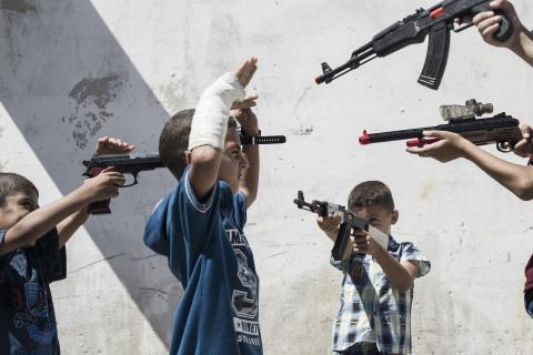 أطفال يلهون بالأسلحة البلاستيكية شمال قطاع غزة في ثاني أيام العيد/ عدسة: محمود عيسى