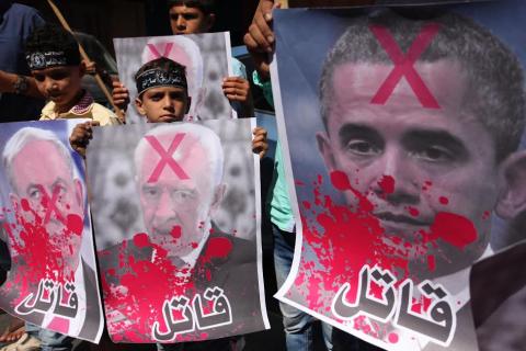المقاومة الشعبية بغزة تحرق صوراً لبيريس ونتنياهو وأوباما