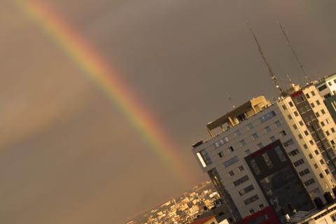 ألوان "قوس قزح" في سماء غزة