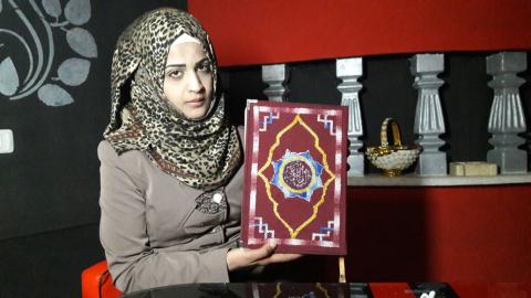 فلسطينية بخان يونس تنسخ المصحف الشريف يدوياً