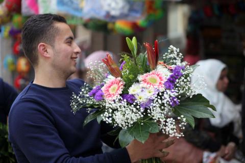 الخليل - مواطنون يقبلون على شراء الأزهار لمناسبة يوم الأم.  تصوير: سمر بدر